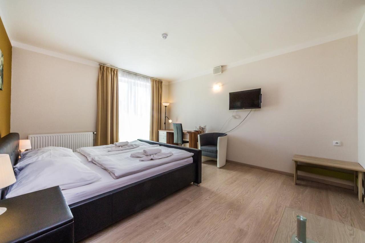 Nad Kralovnou Hotel & Restaurant Prag Dış mekan fotoğraf
